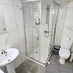 Unique Center Rooms, 150m From Chabad Lubavitch Appartement