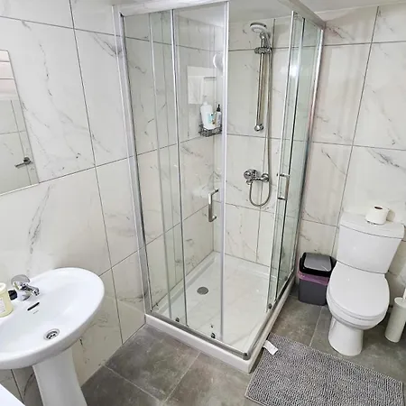 Unique Center Rooms, 150m From Chabad Lubavitch דירה
