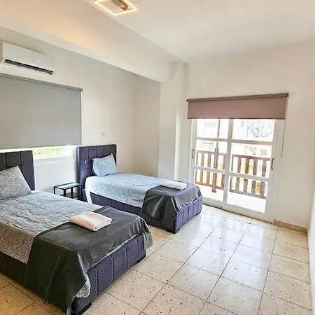 Unique Center Rooms, 150m From Chabad Lubavitch Apartment *